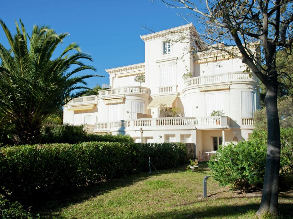 Appartement Beautiful apartment in Bel Epoque villa with pool and beach access  83700 Saint-Raphaël