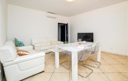 Beautiful apartment in Ghisonaccia with 2 Bedrooms and WiFi