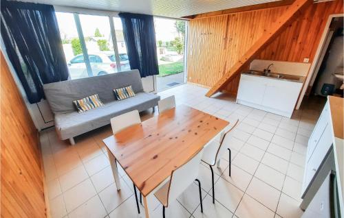 Beautiful apartment in Le Vivier-su-Mer with WiFi and 1 Bedrooms