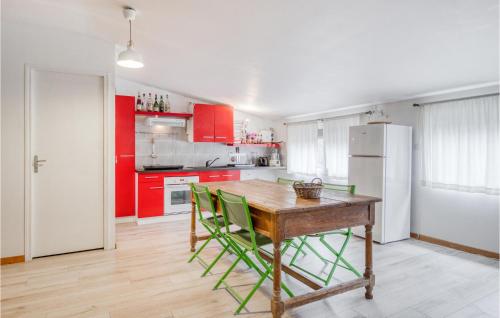 Beautiful apartment in Saint-Didier with WiFi and 1 Bedrooms