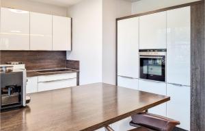 Beautiful apartment in Sangerhausen with WiFi and 4 Bedrooms