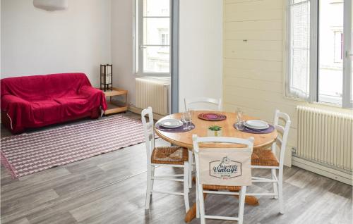 Beautiful apartment in Saumur with WiFi and 2 Bedrooms