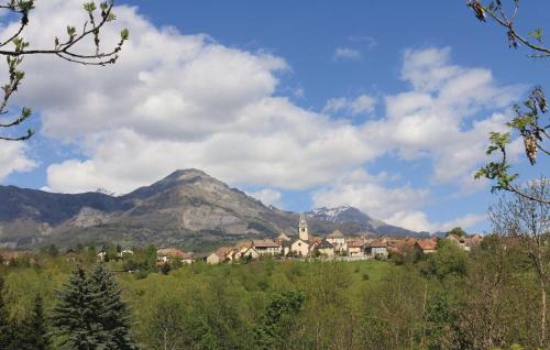Beautiful apartment in St Bonnet en Champsaur with 2 Bedrooms and WiFi