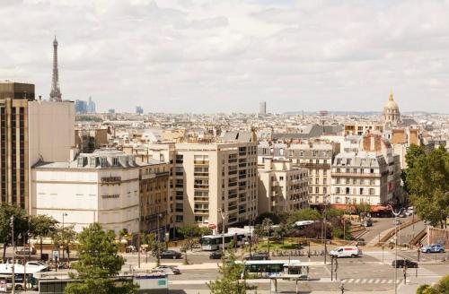 Beautiful apartment with a view of Eiffel Tower in center Paris