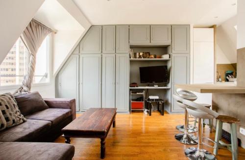 Beautiful apartment with a view of Eiffel Tower in center Paris