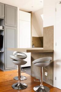 Beautiful apartment with a view of Eiffel Tower in center Paris