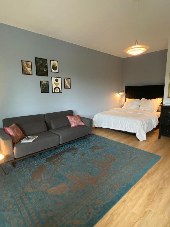 Beautiful apartment with balcony 6 Hubertusallee, 14193 Berlin