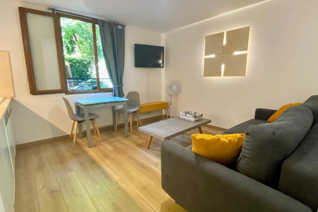 Beautiful appartment in the Vieille Ville d'Annecy at 200m from the lake 14 rue Perrière, 74000 Annecy