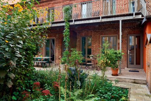 Beautiful Backyard Remise