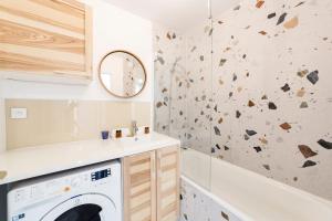 Beautiful brand new apartment with Ac and balcony