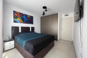 Beautiful Bright Apt At 3 Min Walk From The Beach