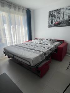 Beautiful Bright Apt At 3 Min Walk From The Beach