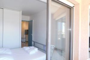 Beautiful bright T2 ideally located \