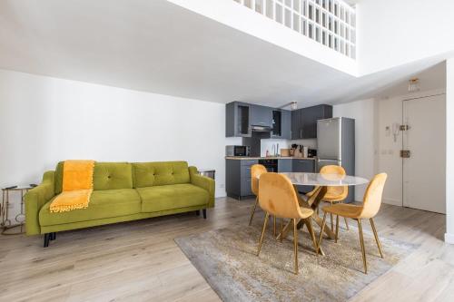 Beautiful City Center & Renovated Duplex Minutes from Beaches & Palais