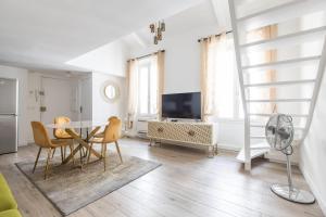 Beautiful City Center & Renovated Duplex Minutes from Beaches & Palais