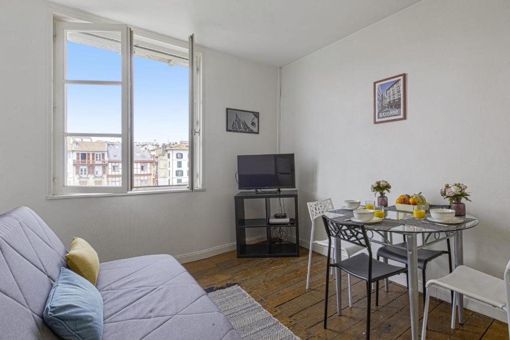 Appartement Beautiful flat with a view on the Nive river in Bayonne - Welkeys 16 Quai Augustin Chaho 64100 Bayonne