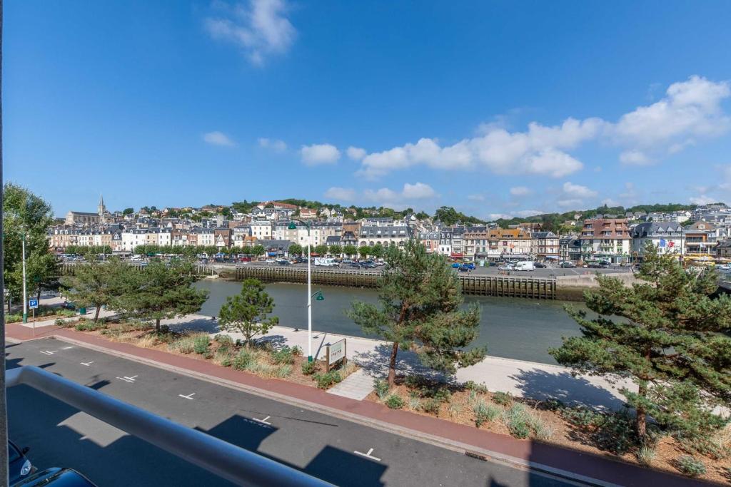 Beautiful fully equipped flat in the center of Deauville-Trouville 3 Quai de la Touques, 14800 Deauville