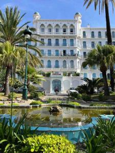 Beautiful garden apartment steps from the beach