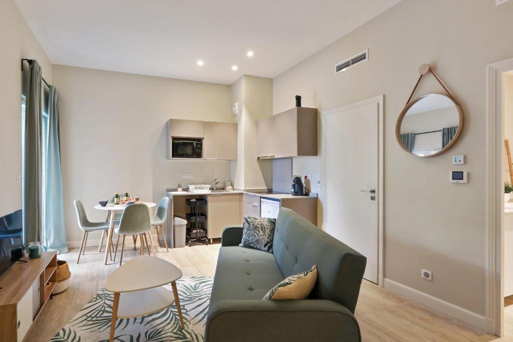Beautiful modern flat with two terraces and parking in Cannes - Welkeys 15 Avenue Maréchal Juin, Impasse des Anges, 06400 Cannes