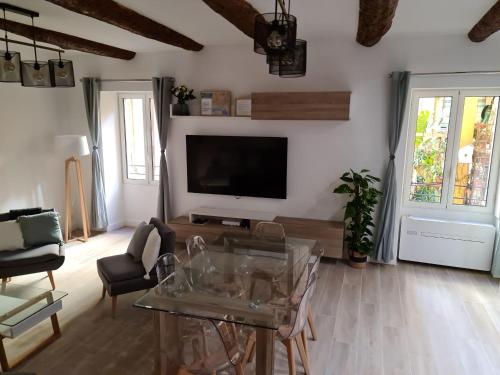 Beautiful Old Town flat, near the beach