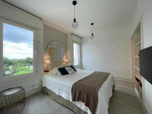 Beautiful Penthouse Apartment With Terrace - 4 Minute Walk to the Beach