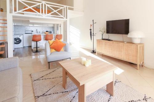 Beautiful Renovated Studio with AC and TERRACE - Benakey