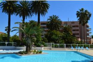 Beautiful T2 Résidence du Golfe 1st with parking pool and air conditioning
