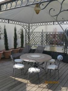 Beautifully decorated two bedroom apartment in the heart of Cannes five minutes walk from Palais 409
