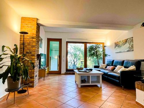 Behagliches Haus mit Kamin und romantischem Garten