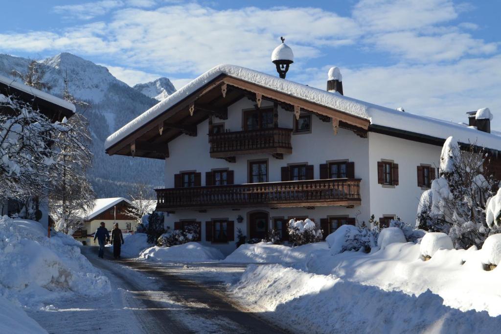 Beim Kreuzfelder Gambskogel Kreuzfeldstraße 3, 83334 Inzell