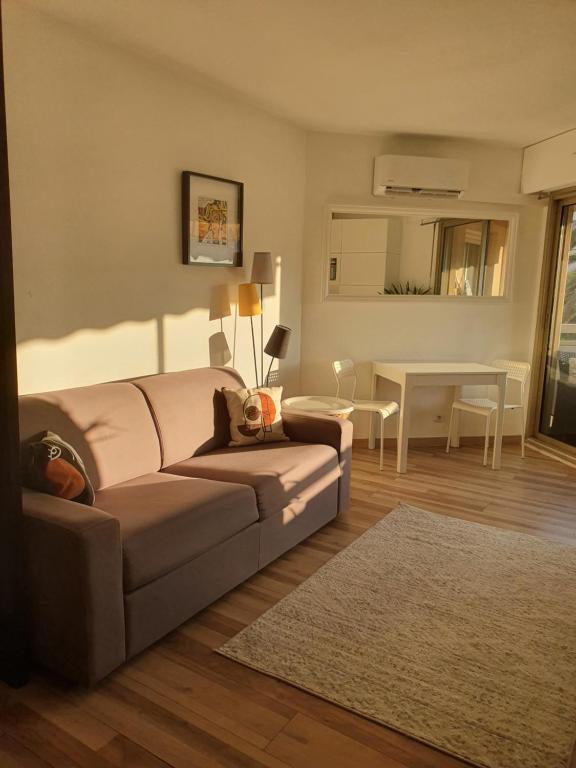 Bel appartement à 50m de la plage, 2 pièces climatisées, parking privé 15 Boulevard Bijou Plage, 06160 Antibes