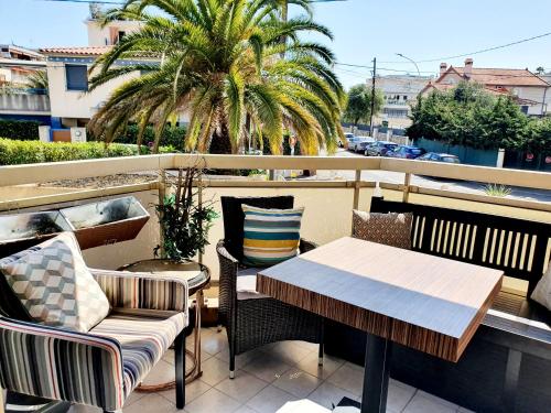 Bel appartement à 50m de la plage, 2 pièces climatisées, parking privé