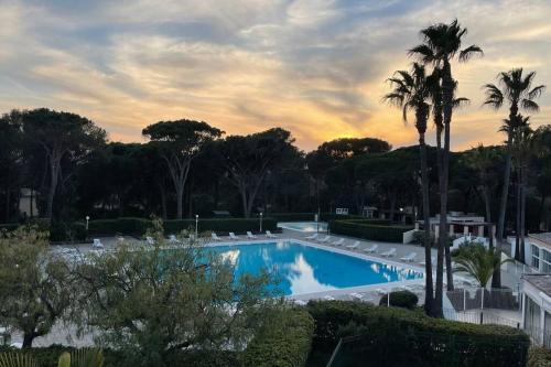 Bel appartement à Saint-Raphaël avec vue piscine
