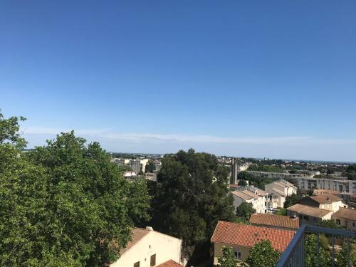 BEL APPARTEMENT AVEC VUE ET PARKING PRIVE