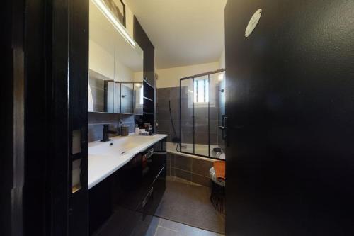Bel appartement de standing avec jardin