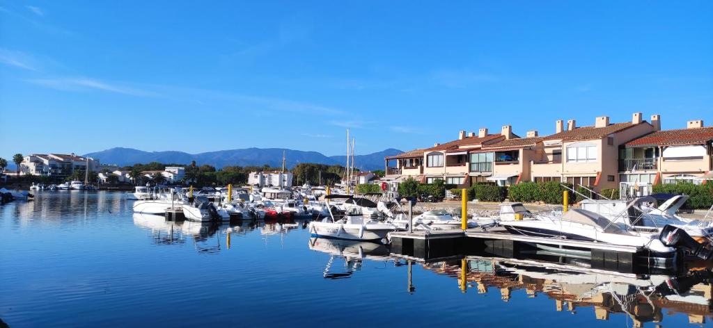 Bel appartement en résidence vue sur Marina Résidence les Marines des Capellans, 66750 Saint-Cyprien