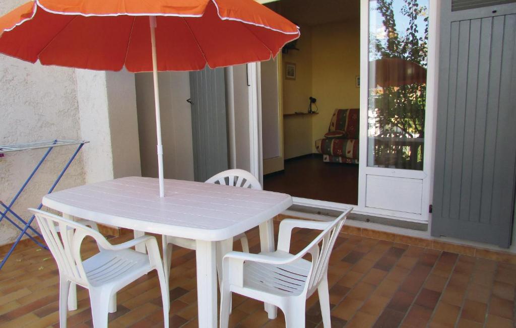 bel appartement situé au bout du port
