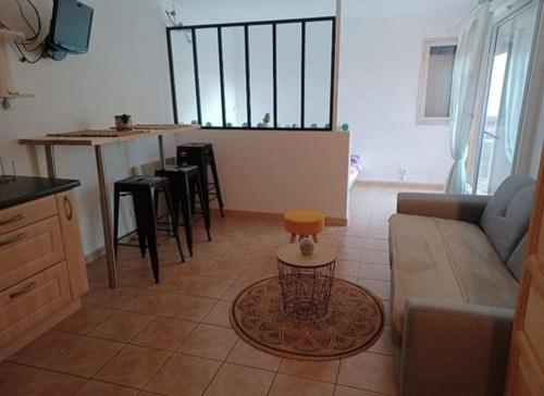 bel appartement situé au bout du port