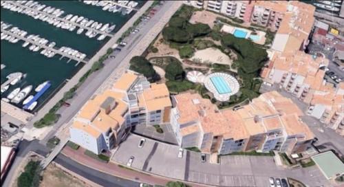 bel appartement situé au bout du port