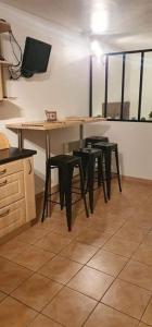 bel appartement situé au bout du port