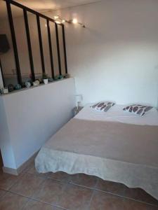 bel appartement situé au bout du port