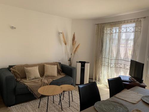 Bel appartement sur le port du Brusc avec sa place de parking privative.