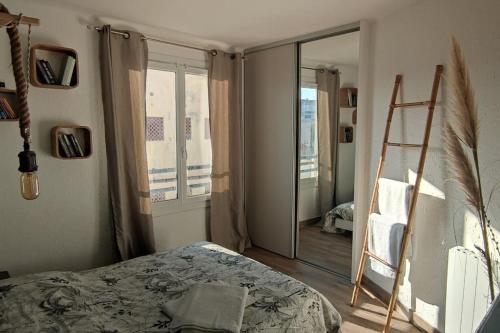 Bel appartement sur le port du Brusc avec sa place de parking privative.
