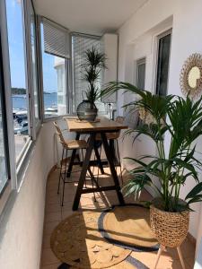 Bel appartement sur le port du Brusc avec sa place de parking privative.