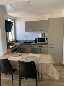 Bel appartement sur le port du Brusc avec sa place de parking privative.