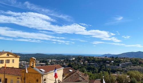 Bel appartement vue mer Grasse centre historique
