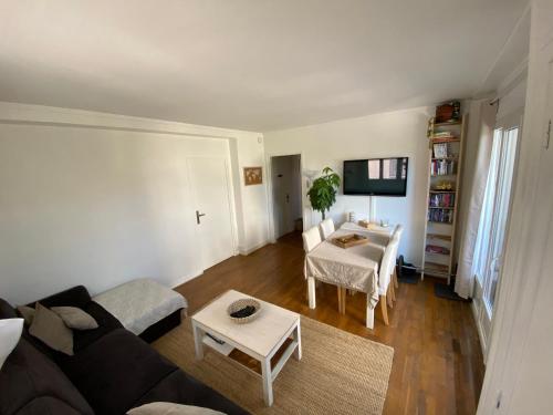 Belle Appartement lumineux avec balcon plein centre .