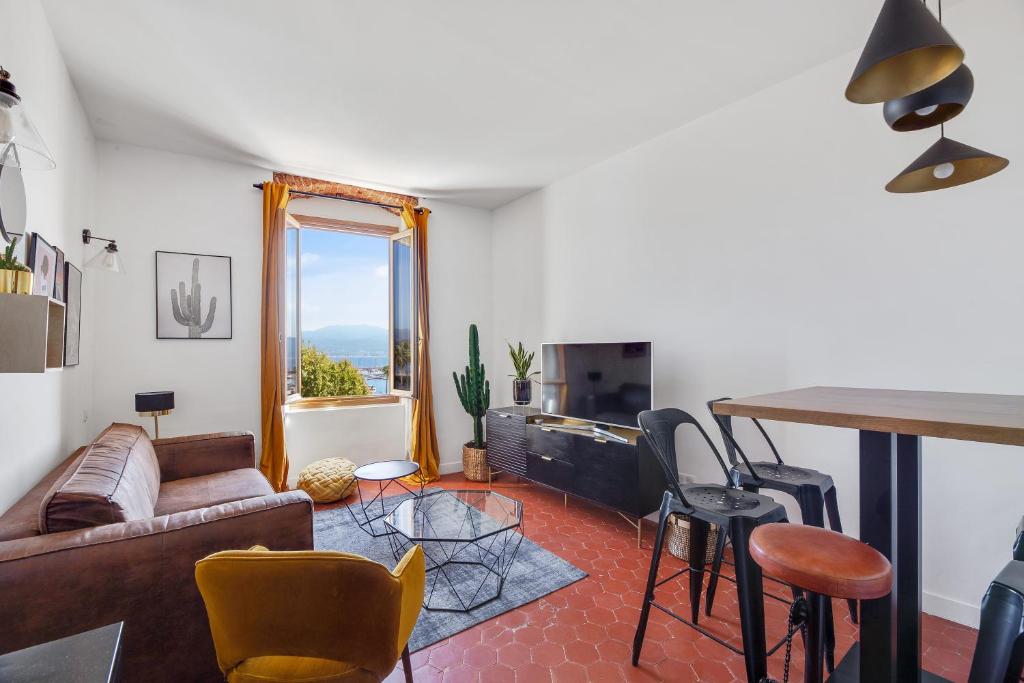 Belle maison de ville au coeur de la Roquette 13200 Arles