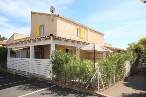 Belle villa 2 chambres terrasse en angle parking privatif dans résidence sécurisée piscine commune 800 m de la mer LRCS151