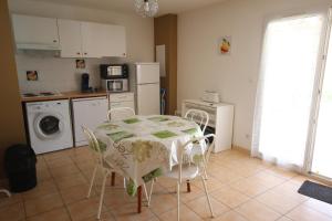 Belle villa 2 chambres terrasse en angle parking privatif dans résidence sécurisée piscine commune 800 m de la mer LRCS151